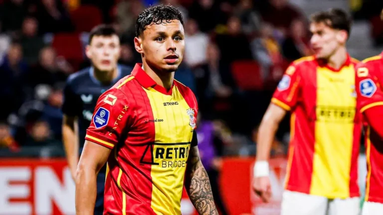 Jugador del Go Ahead Eagles durante un partido de la Eredivisie