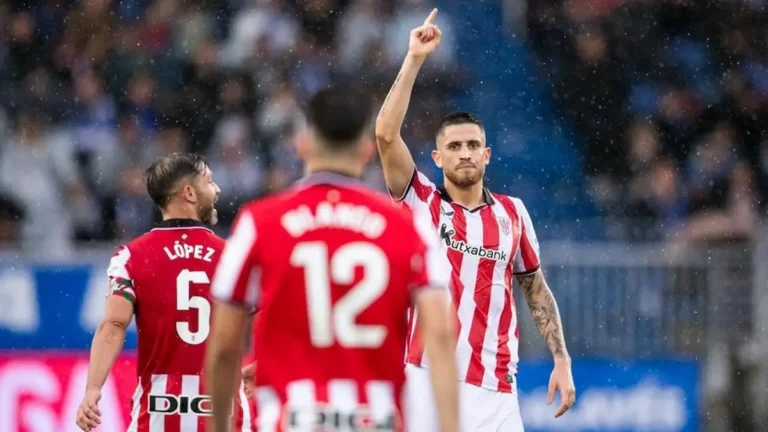 Jugador del Athletic Club celebrando un gol en el estadio de Mendizorroza de Vitoria durante el partido Alavés 2-4 Athletic