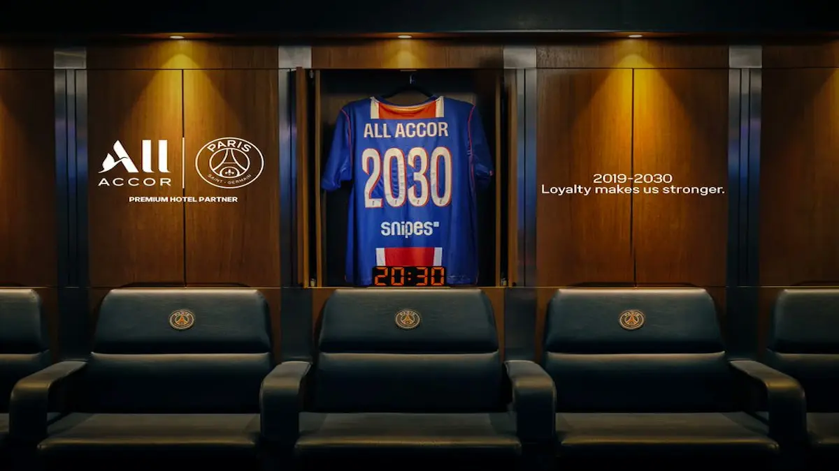 Marquinhos, capitán del Paris Saint-Germain, en la campaña de comunicación lanzada por ALL Accor con motivo de la renovación del patrocinio hasta 2030