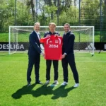 Balón oficial Adidas de la Bundesliga sobre el césped con el logotipo de la DFL