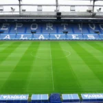 Fachada del estadio de Mendizorroza con la bandera del Deportivo Alavés ondeando al viento