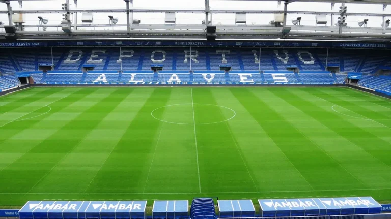 Fachada del estadio de Mendizorroza con la bandera del Deportivo Alavés ondeando al viento