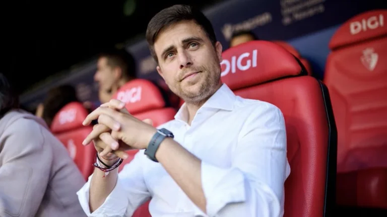Imagen destacada sobre Alessio Lisci, ofrecido para el banquillo del @elchecf . En principio, Bragarnik no quiere más expe