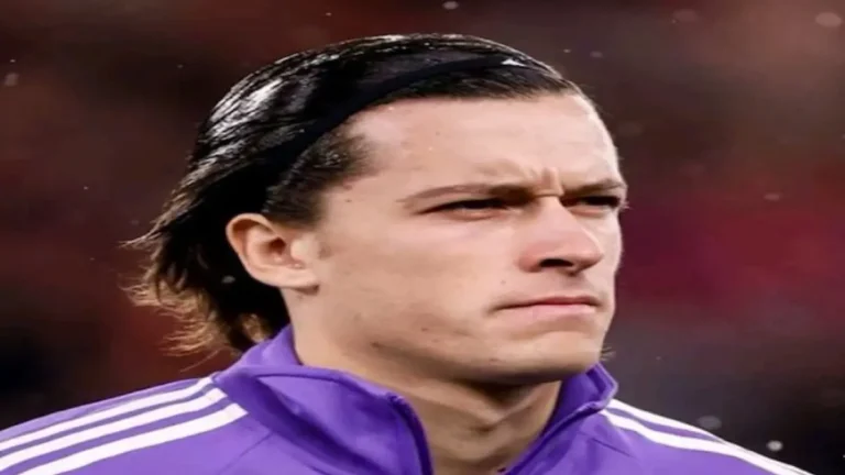 Álvaro Carreras observa desde el banquillo del Real Madrid durante un partido de LaLiga en el Santiago Bernabéu, reflejando su pérdida de estatus en el equipo blanco.