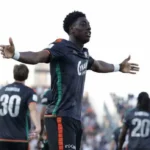 Issa Doumbia celebrando un gol con la camiseta del Venezia en un partido de la Serie B 2025-2026.
