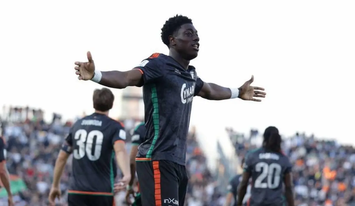 Issa Doumbia celebrando un gol con la camiseta del Venezia en un partido de la Serie B 2025-2026.