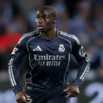 Fotografía de Ferland Mendy, lateral izquierdo del Real Madrid, con expresión de frustración durante un partido de fútbol, vistiendo la camiseta blanca del equipo.