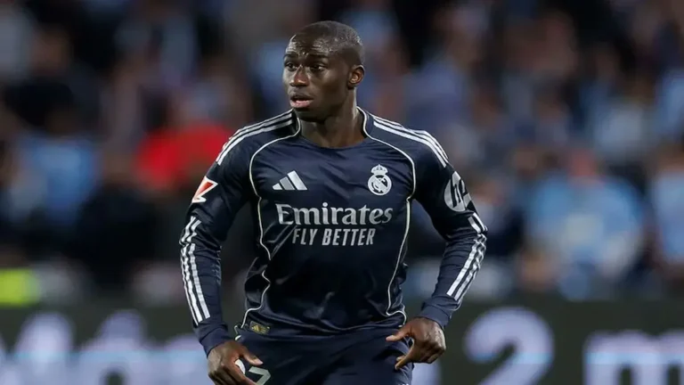 Fotografía de Ferland Mendy, lateral izquierdo del Real Madrid, con expresión de frustración durante un partido de fútbol, vistiendo la camiseta blanca del equipo.