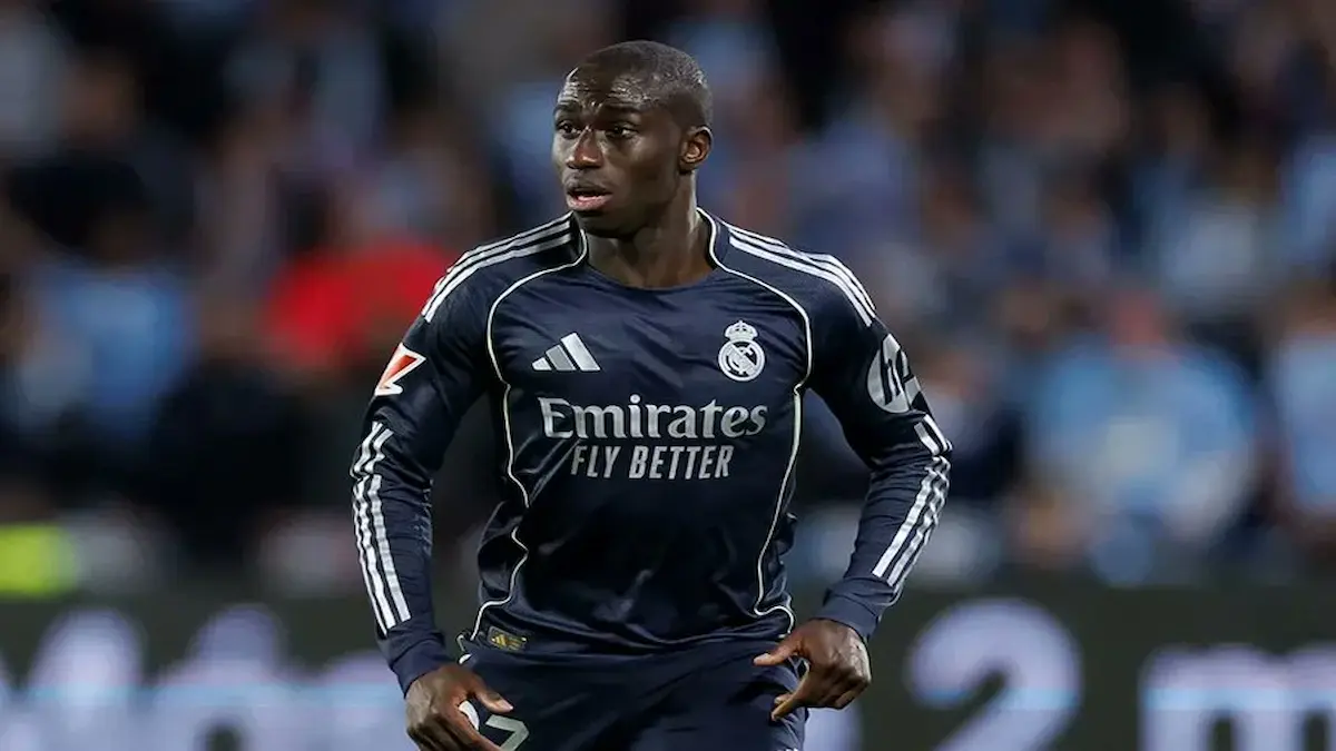 Fotografía de Ferland Mendy, lateral izquierdo del Real Madrid, con expresión de frustración durante un partido de fútbol, vistiendo la camiseta blanca del equipo.