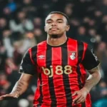 Eli Junior Kroupi celebrando un gol con la camiseta del Bournemouth en un estadio de la Premier League