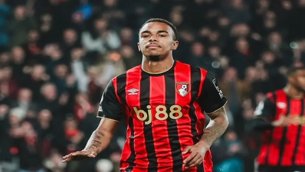 Eli Junior Kroupi celebrando un gol con la camiseta del Bournemouth en un estadio de la Premier League