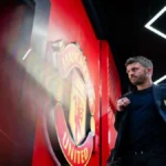 Panorámica de Old Trafford con el césped vacío y el marcador apagado antes de un partido europeo