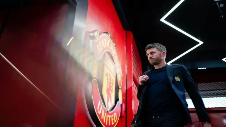 Panorámica de Old Trafford con el césped vacío y el marcador apagado antes de un partido europeo