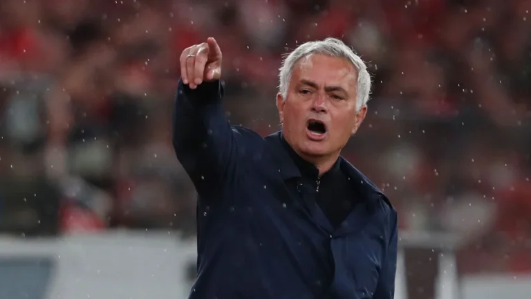 Imagen destacada sobre El Real Madrid roza con los dedos la vuelta de Mourinho