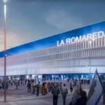 Render nocturno exterior del nuevo Ibercaja Romareda del Real Zaragoza con iluminación azul y aficionados en los alrededores