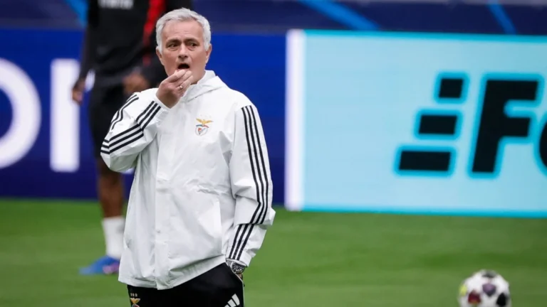 Imagen destacada sobre Mourinho gana fuerza, pero el Real Madrid estudia dos alternativas