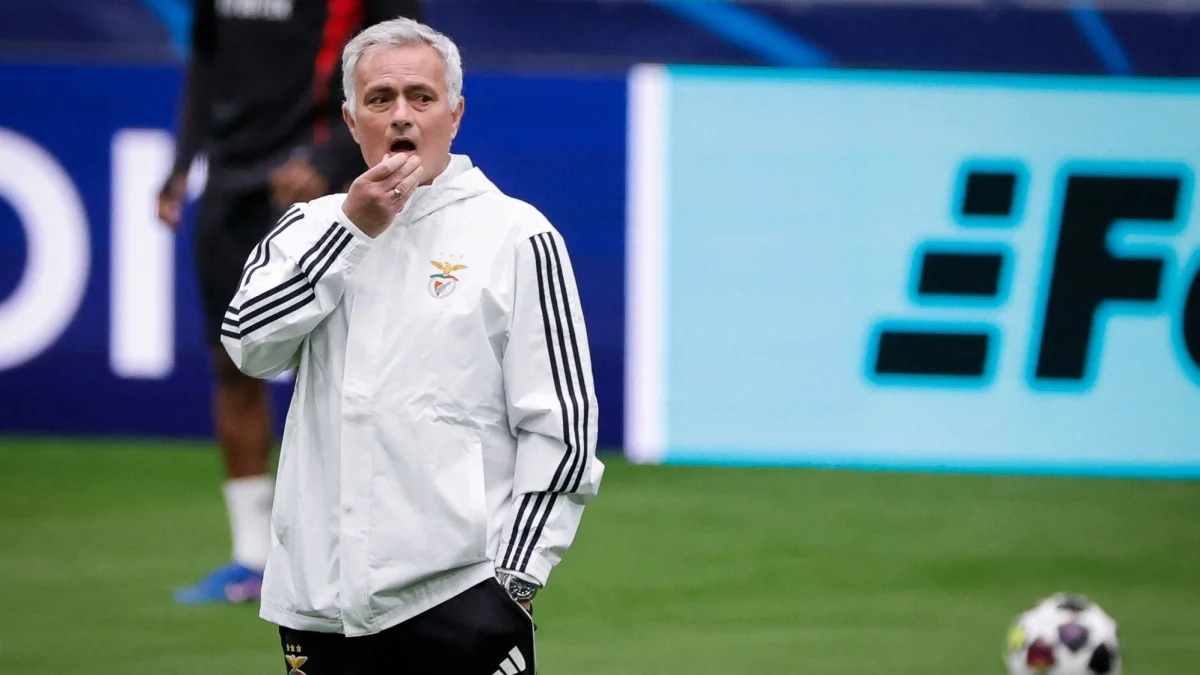 Imagen destacada sobre Mourinho gana fuerza, pero el Real Madrid estudia dos alternativas