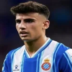 Ruben Sánchez con la camiseta del Espanyol disputa un balón dividido durante un encuentro de LaLiga en el RCDE Stadium