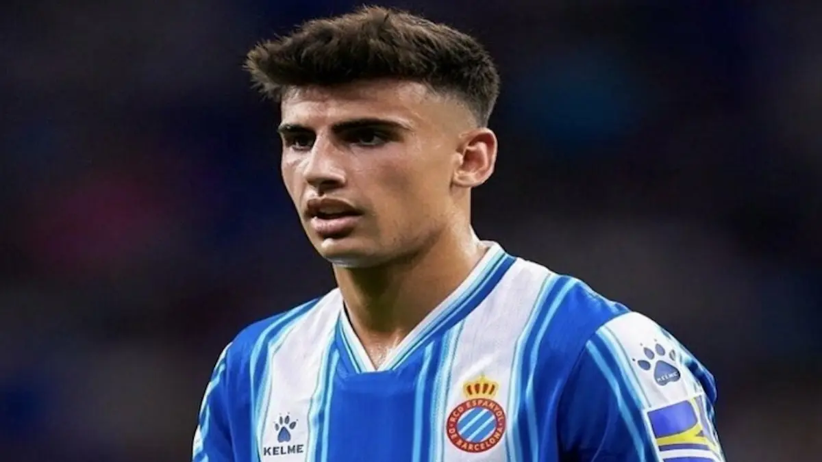 Ruben Sánchez con la camiseta del Espanyol disputa un balón dividido durante un encuentro de LaLiga en el RCDE Stadium