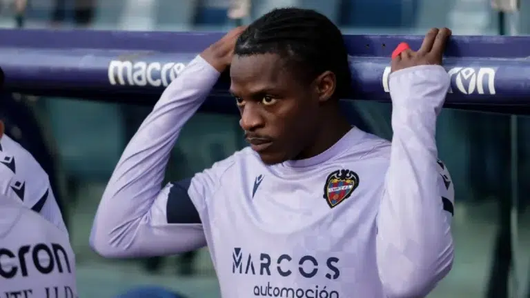 Imagen destacada sobre El Tottenham negocia por Etta Eyong del Levante