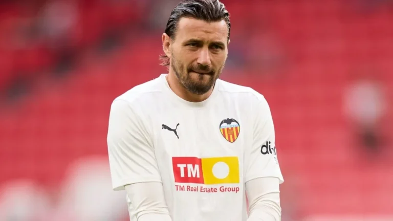 Imagen destacada sobre Stole Dimitrievski antes de un partido del Valencia Apuesta a este partido aquí UEFA Champions Leagu