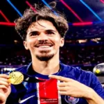 Vitinha, centrocampista del PSG, durante un partido de la Champions League con la camiseta azul del club parisino