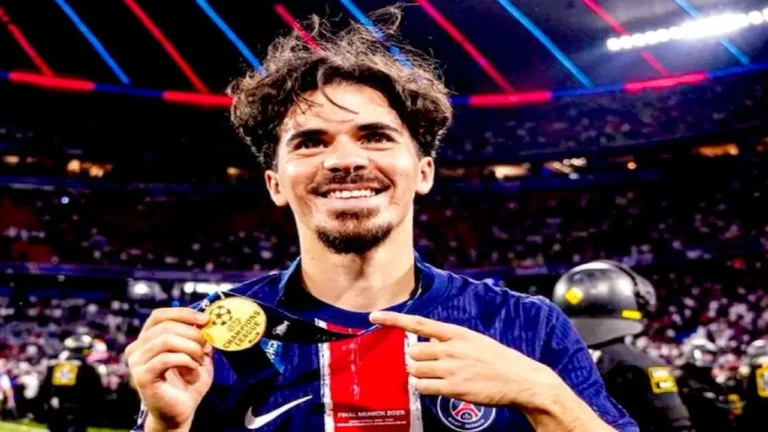 Vitinha, centrocampista del PSG, durante un partido de la Champions League con la camiseta azul del club parisino