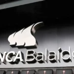 Fachada del estadio Abanca Balaídos con el logotipo del banco y el nombre del recinto en letras plateadas