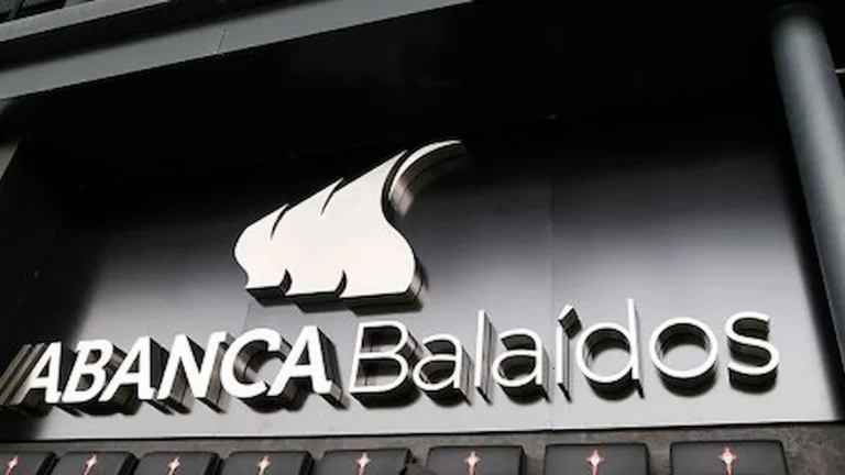 Fachada del estadio Abanca Balaídos con el logotipo del banco y el nombre del recinto en letras plateadas
