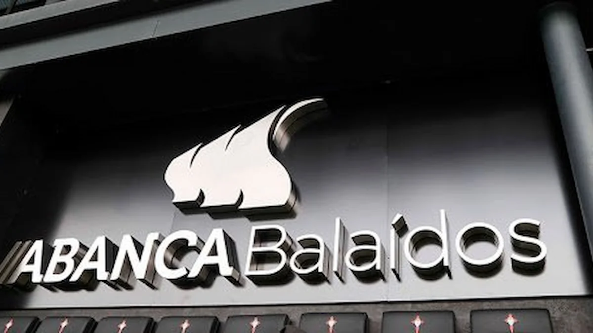 Fachada del estadio Abanca Balaídos con el logotipo del banco y el nombre del recinto en letras plateadas