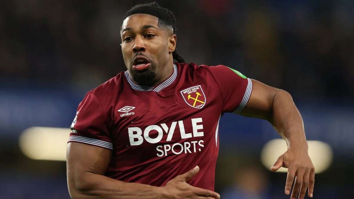Adama Traoré disputando un partido con el West Ham United en la Premier League