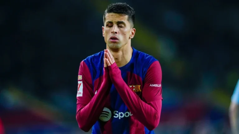 João Cancelo con la camiseta del FC Barcelona durante un partido en el Camp Nou