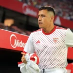 Alexis Sánchez celebrando un gol con la camiseta del Sevilla en el Ramón Sánchez-Pizjuán