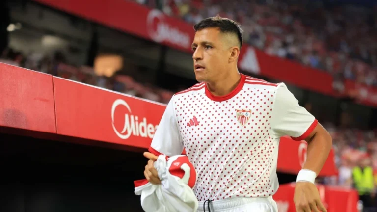 Alexis Sánchez celebrando un gol con la camiseta del Sevilla en el Ramón Sánchez-Pizjuán