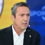 Ali Koç, presidente del Fenerbahçe y magnate turco, en plató televisivo con el logo del club al fondo