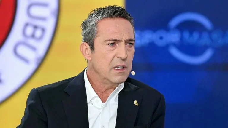 Ali Koç, presidente del Fenerbahçe y magnate turco, en plató televisivo con el logo del club al fondo
