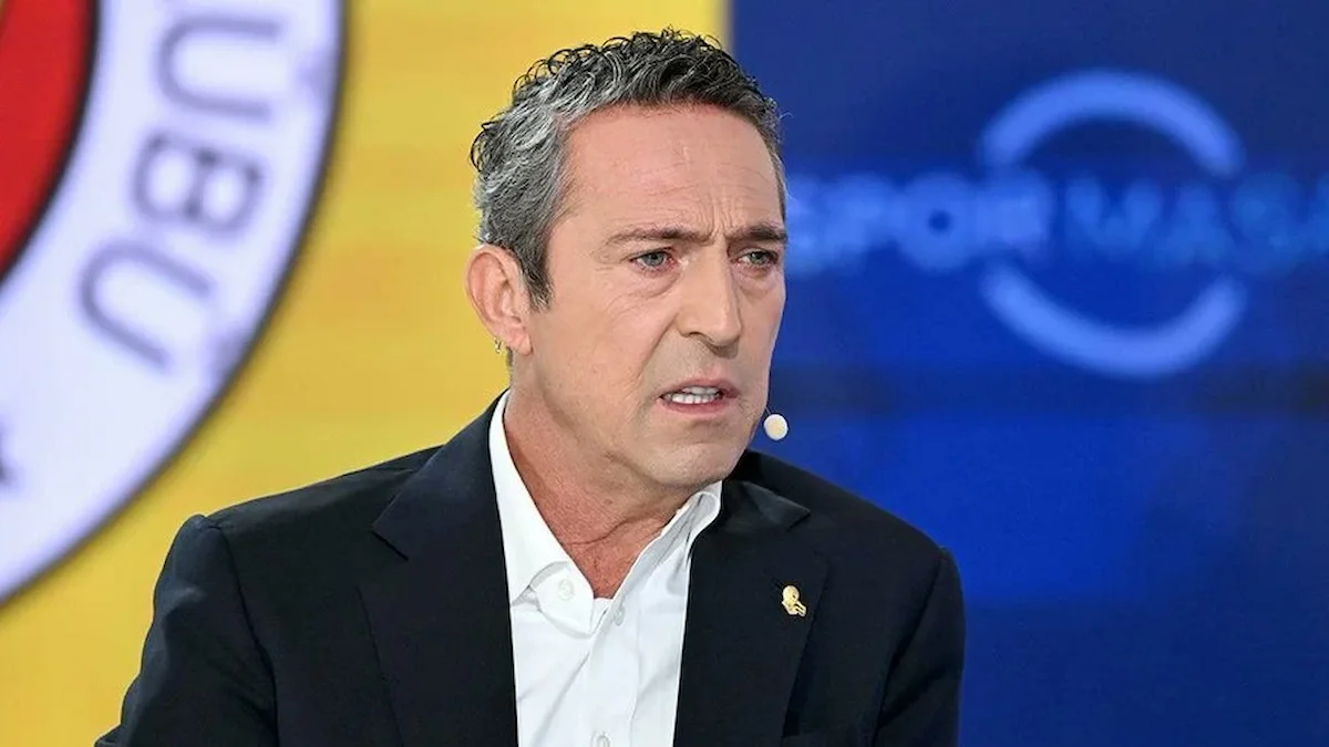 Ali Koç, presidente del Fenerbahçe y magnate turco, en plató televisivo con el logo del club al fondo