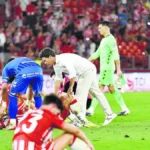 Jugadores del Almería y el Málaga en el césped al término del partido del play-off de ascenso