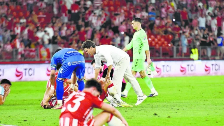 Jugadores del Almería y el Málaga en el césped al término del partido del play-off de ascenso