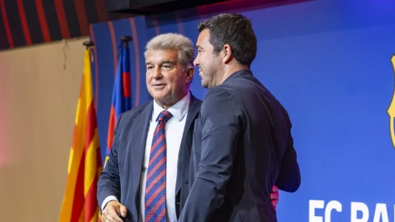 Andrea Cambiaso disputando un balón con la camiseta de la Juventus de Turín