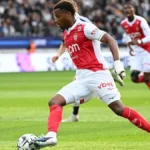 Ansu Fati conduce el balón con la camiseta del AS Mónaco en un partido de Ligue 1