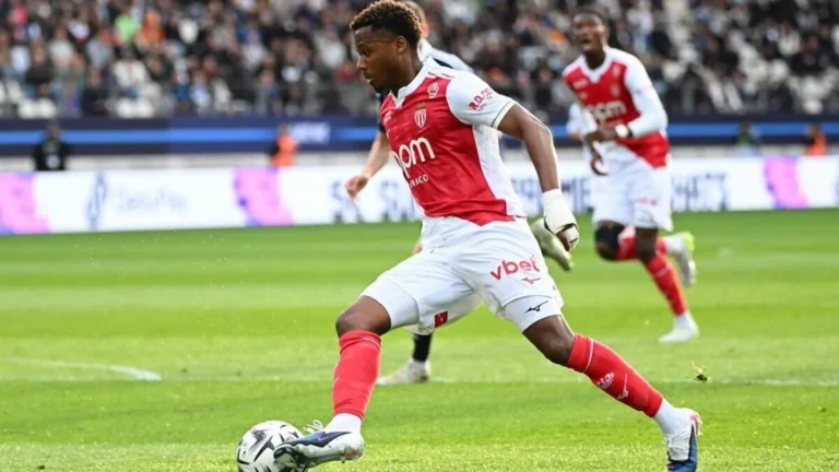 Ansu Fati conduce el balón con la camiseta del AS Mónaco en un partido de Ligue 1