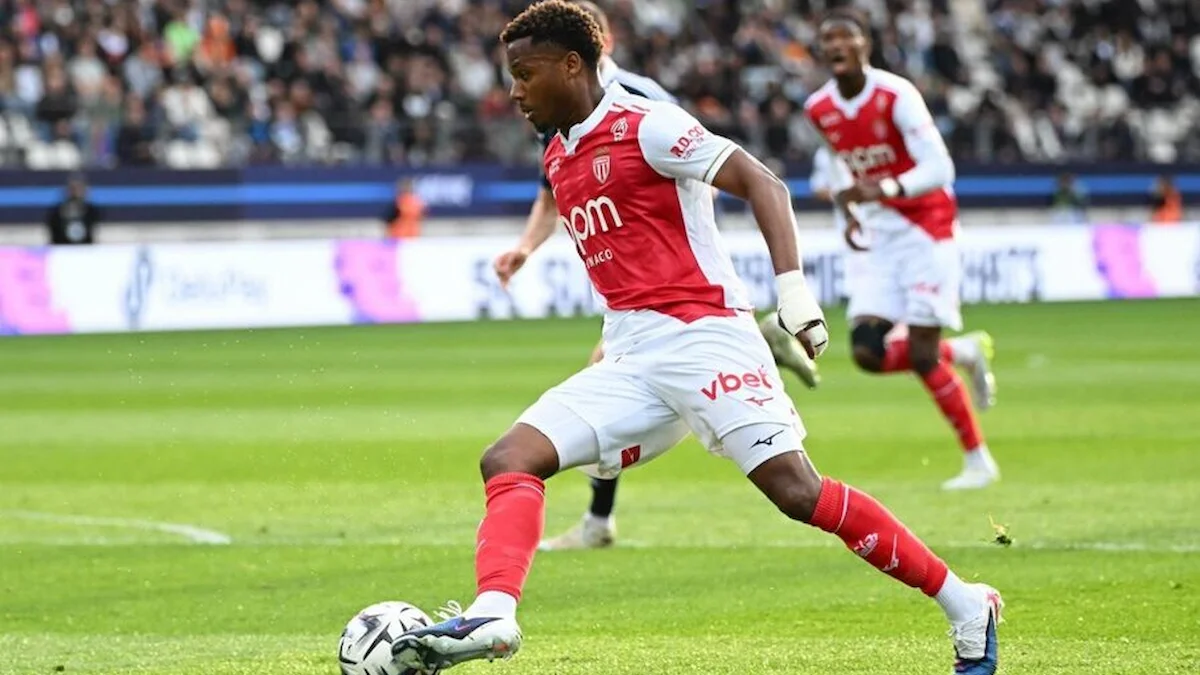 Ansu Fati conduce el balón con la camiseta del AS Mónaco en un partido de Ligue 1