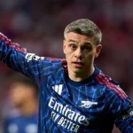 Leandro Trossard celebrando un gol con la camiseta del Arsenal en el Emirates Stadium