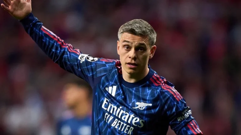 Leandro Trossard celebrando un gol con la camiseta del Arsenal en el Emirates Stadium
