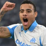 Mason Greenwood celebrando un gol con la camiseta del Olympique de Marsella en el Stade Vélodrome