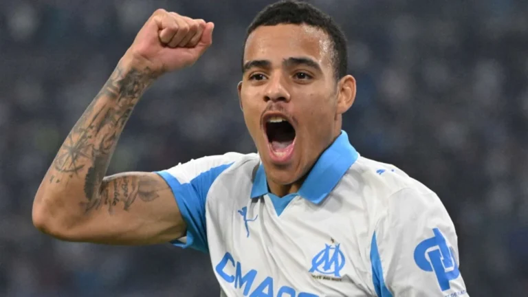 Mason Greenwood celebrando un gol con la camiseta del Olympique de Marsella en el Stade Vélodrome