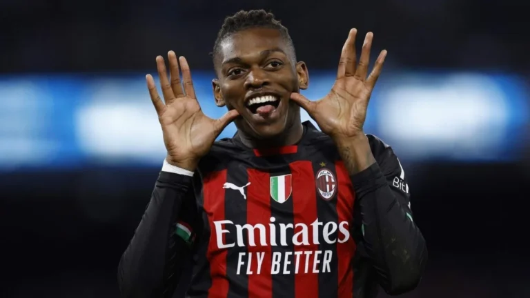 Rafael Leao con la camiseta del AC Milan en un partido de la Serie A durante la temporada 2025-2026