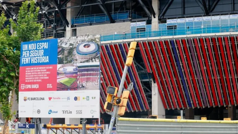 Fachada en obras del Camp Nou en marzo de 2026 con estructuras metálicas visibles