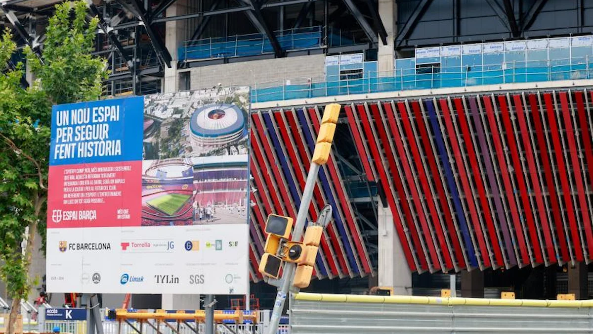 Fachada en obras del Camp Nou en marzo de 2026 con estructuras metálicas visibles